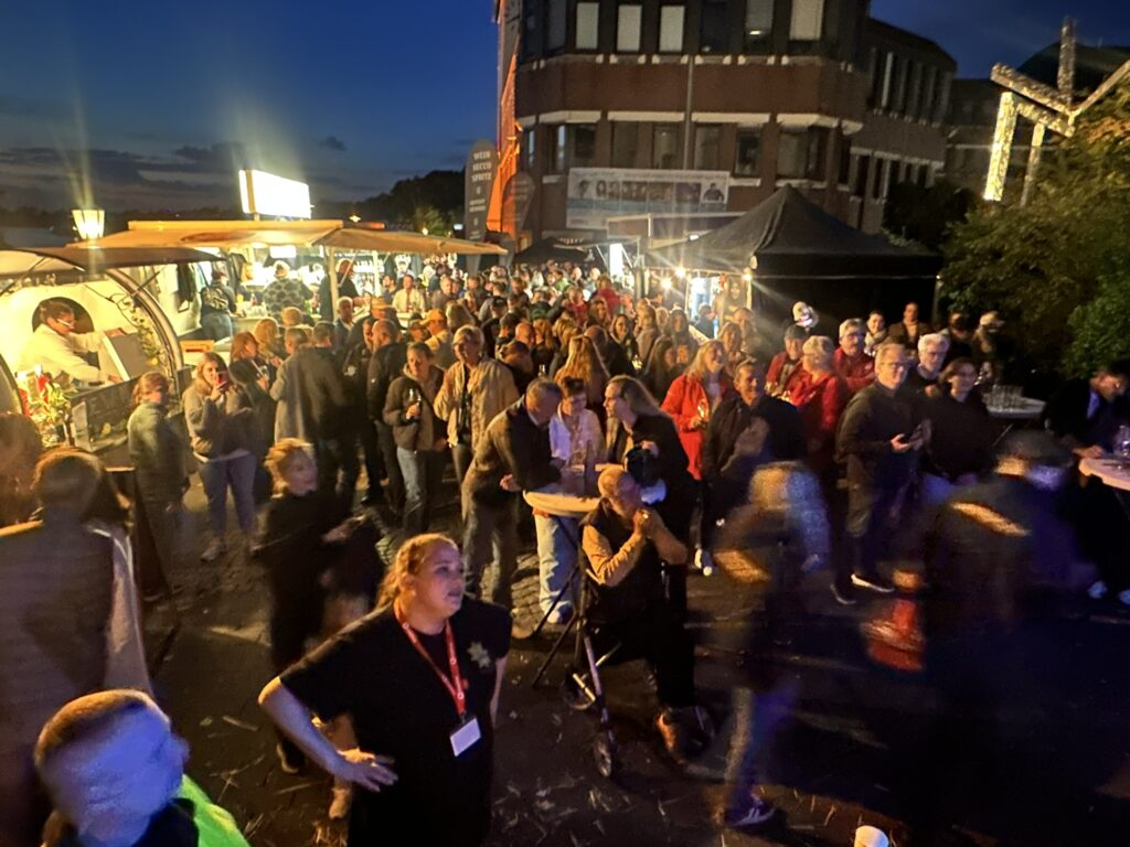 Das 3. Porzer Weinfest an der Rheinpromenade.