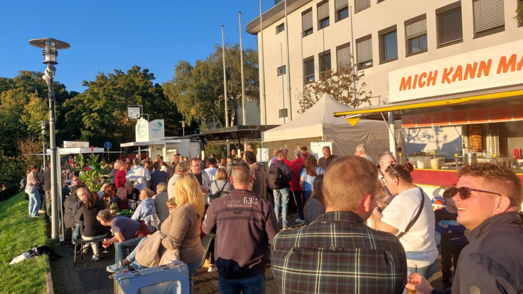 Bilder vom 3. Porzer Weinfest an der Rheinpromenade. Eine Veranstaltung der KG Porzer Stadtgarde e. V.