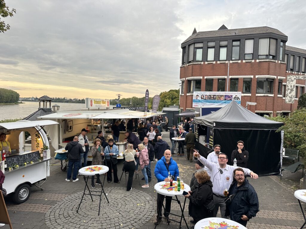 Das 3. Porzer Weinfest an der Rheinpromenade.
