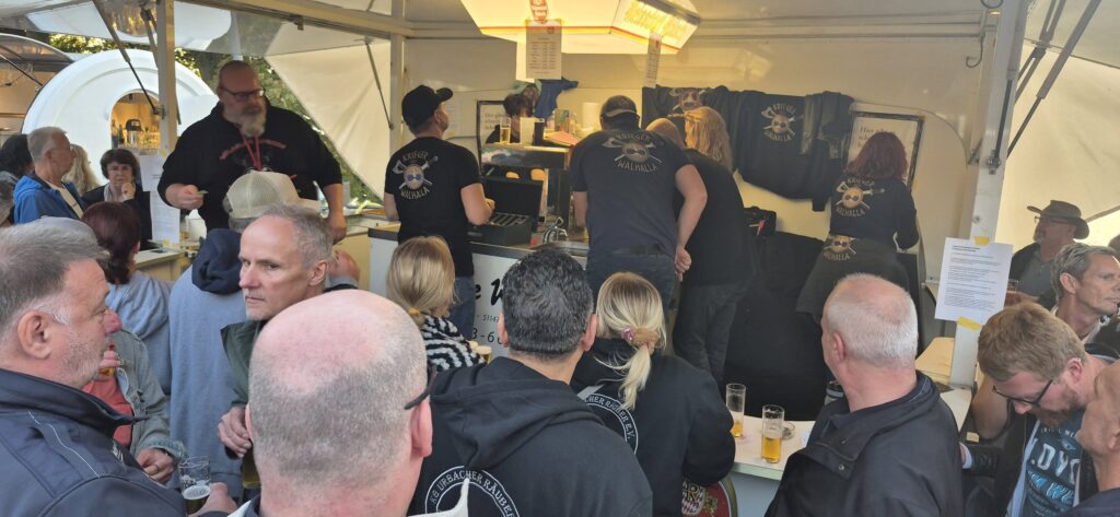 Das 3. Porzer Weinfest an der Rheinpromenade.