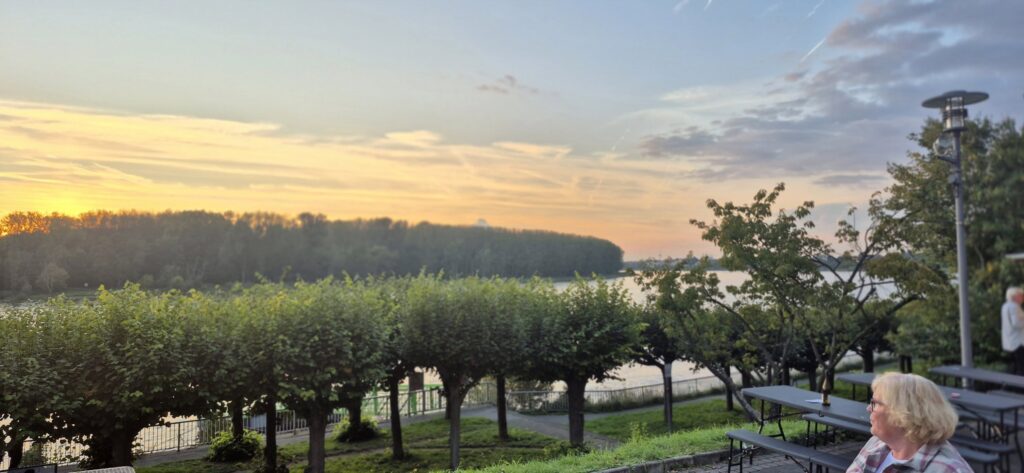 Bilder vom 3. Porzer Weinfest an der Rheinpromenade. Eine Veranstaltung der KG Porzer Stadtgarde e. V.