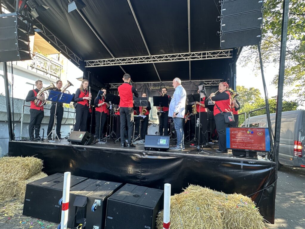 Das 3. Porzer Weinfest an der Rheinpromenade.