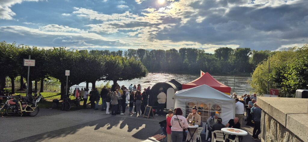 Bilder vom 3. Porzer Weinfest an der Rheinpromenade. Eine Veranstaltung der KG Porzer Stadtgarde e. V.