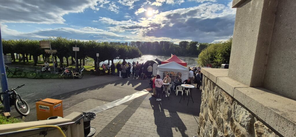 Das 3. Porzer Weinfest an der Rheinpromenade.