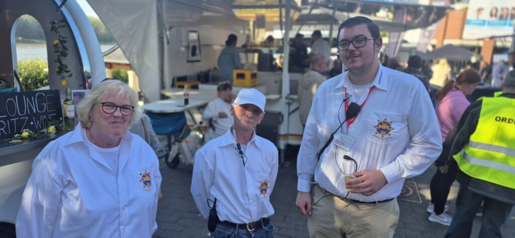 Das 3. Porzer Weinfest an der Rheinpromenade.