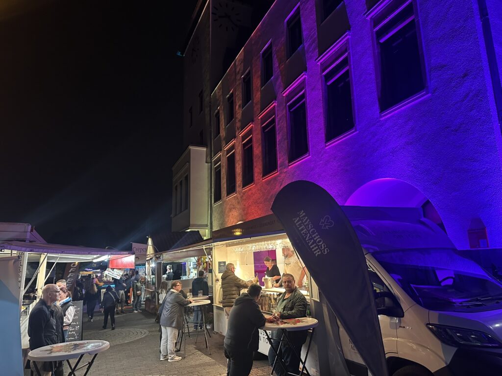 Das 3. Porzer Weinfest an der Rheinpromenade.