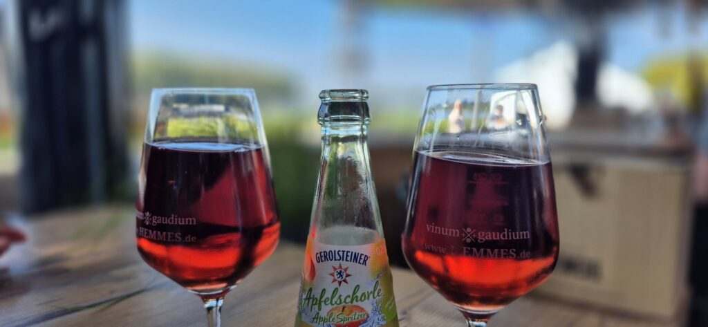 Das 3. Porzer Weinfest an der Rheinpromenade.