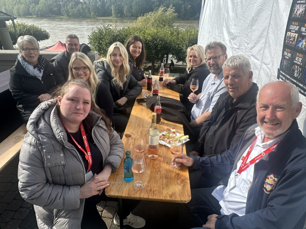 Das 3. Porzer Weinfest an der Rheinpromenade.