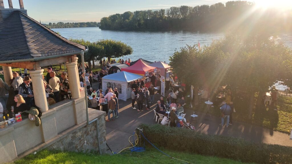 Bilder vom 3. Porzer Weinfest an der Rheinpromenade. Eine Veranstaltung der KG Porzer Stadtgarde e. V.