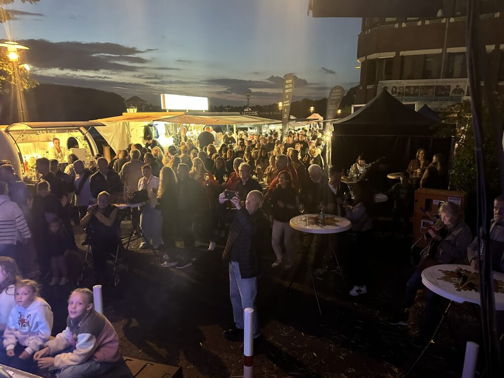 Das 3. Porzer Weinfest an der Rheinpromenade.