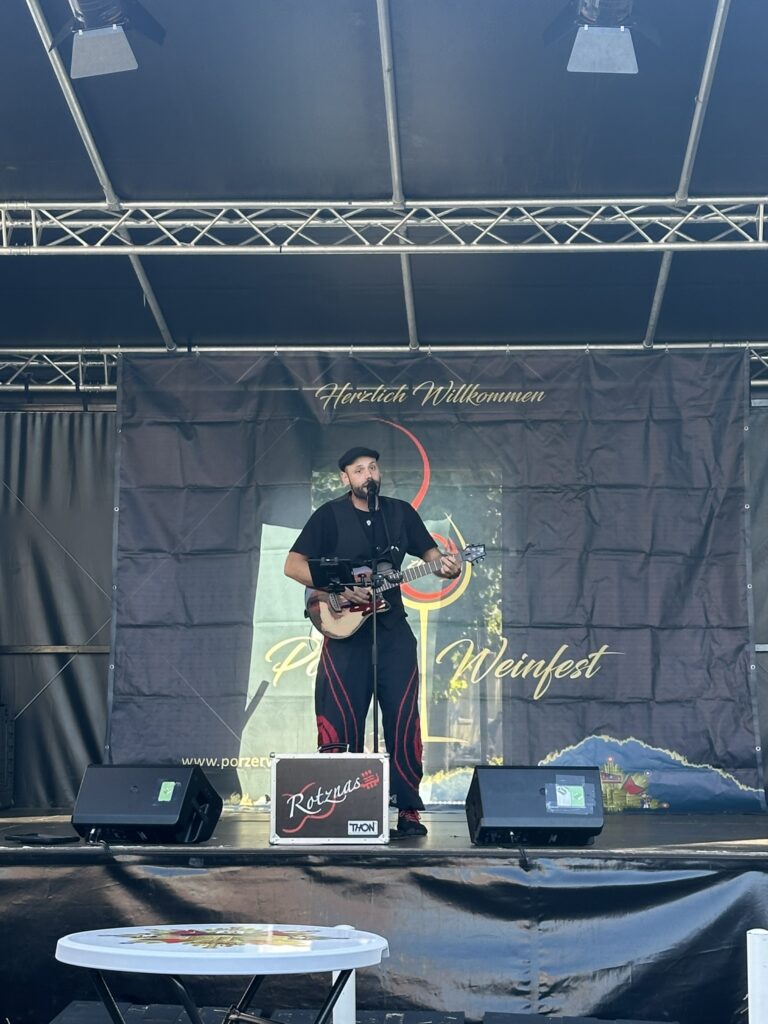 Das 3. Porzer Weinfest an der Rheinpromenade.