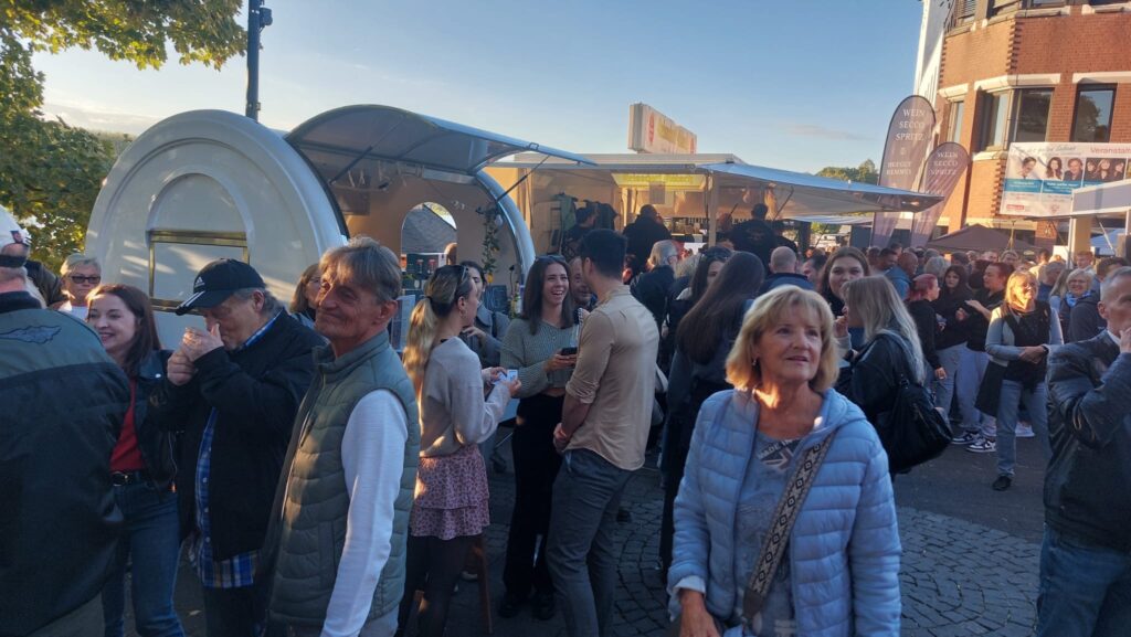 Bilder vom 3. Porzer Weinfest an der Rheinpromenade. Eine Veranstaltung der KG Porzer Stadtgarde e. V.