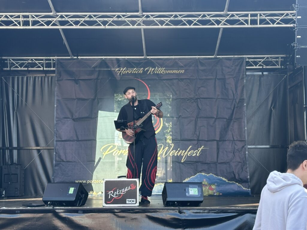 Das 3. Porzer Weinfest an der Rheinpromenade.