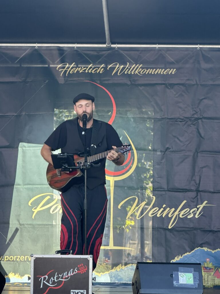 Das 3. Porzer Weinfest an der Rheinpromenade.