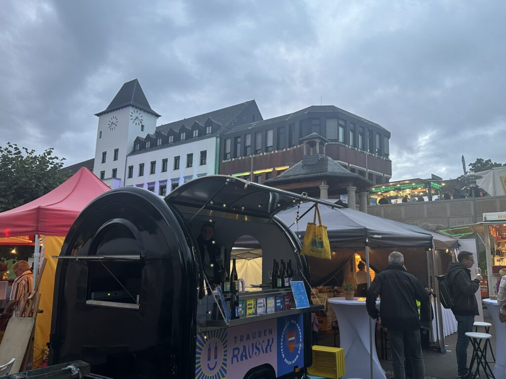 Das 3. Porzer Weinfest an der Rheinpromenade.