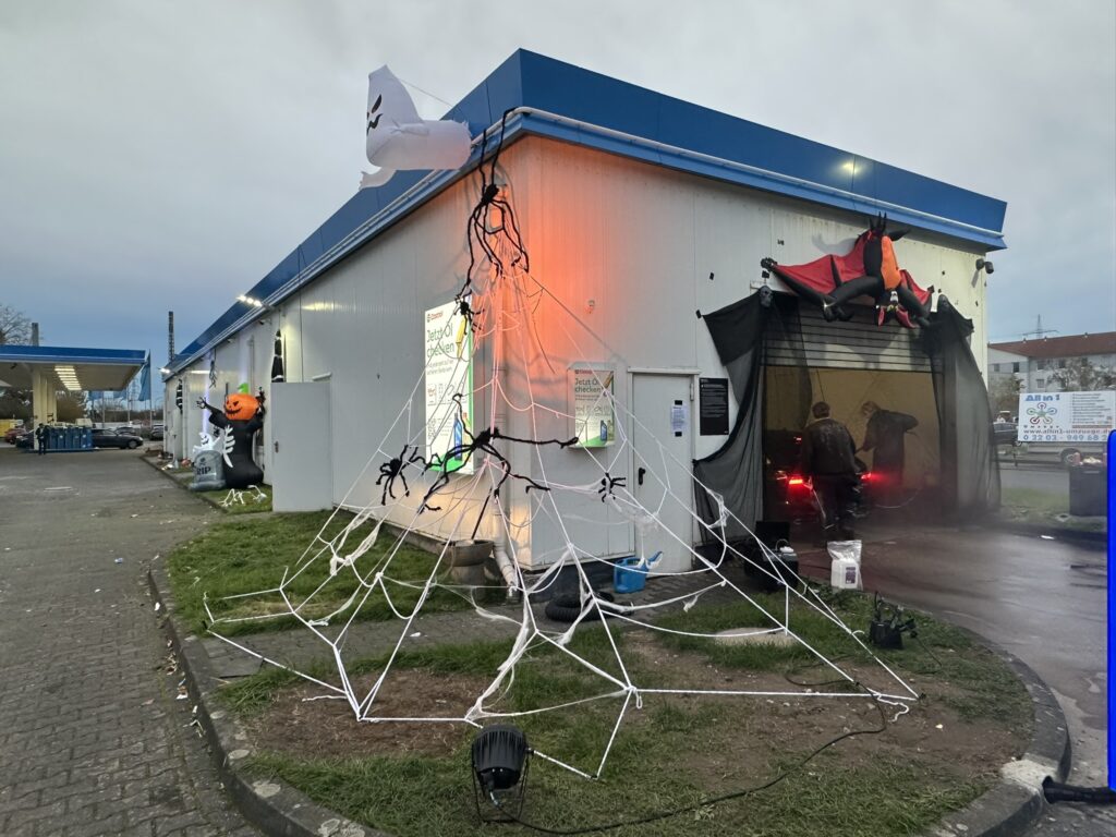 Halloweenfest bei der Aral-Tankstelle Mandy Wirtz